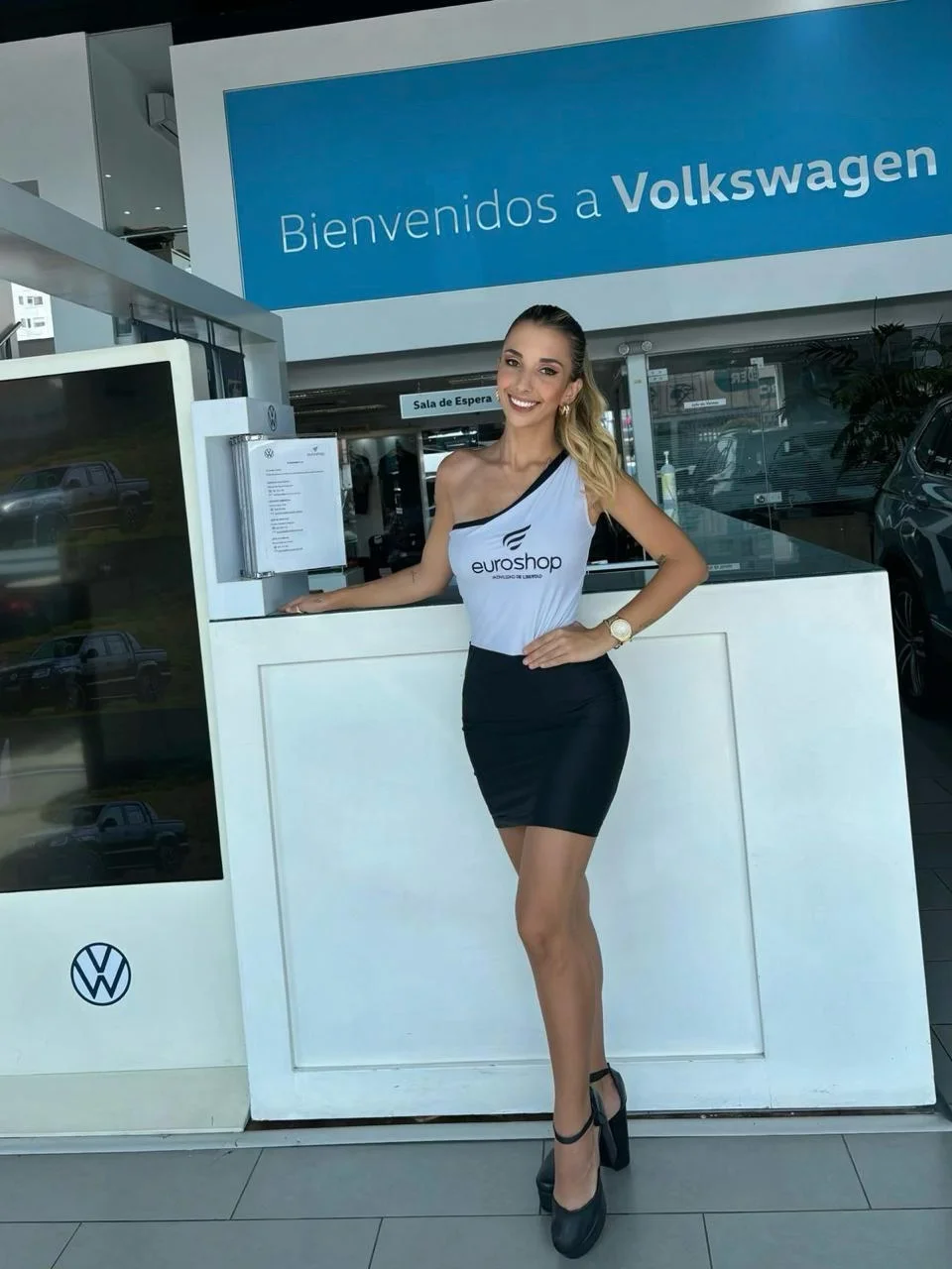 uniformes-para-anfitrionas-a-medida Uniformes para Anfitrionas a Medida